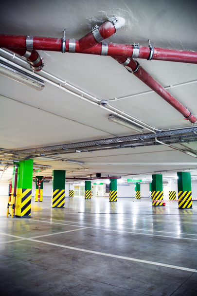 Estacionamento garagem, interior subterrâneo
 - Foto, Imagem