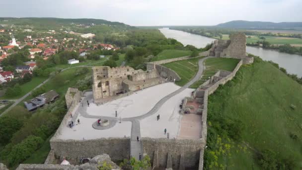 Castello di Devin Mura fortificate Rocce con Passeggiate Turisti nel Cortile e Paesaggio Pittoresco Panorama mozzafiato Torre di Guardia
 - Filmati, video