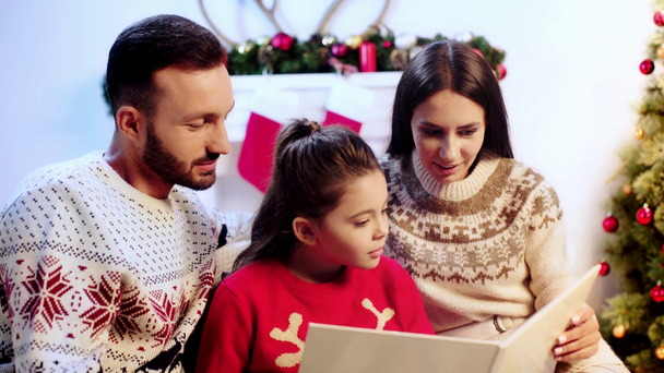 cheerful family reading book on christmas  - Filmagem, Vídeo