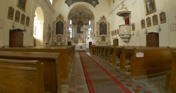 Blick in das Innere einer eurropäischen Kirche. - Filmmaterial, Video