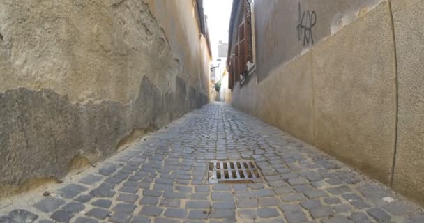 Transilvanya ortaçağ kasabasında dar bir arnavut kaldırımlı sokak görünümü. - Video, Çekim