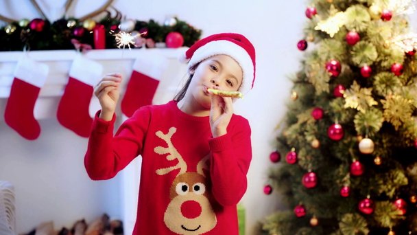 ευτυχισμένο παιδί φυσά κέρατο κόμμα κοντά χριστουγεννιάτικο δέντρο - Πλάνα, βίντεο