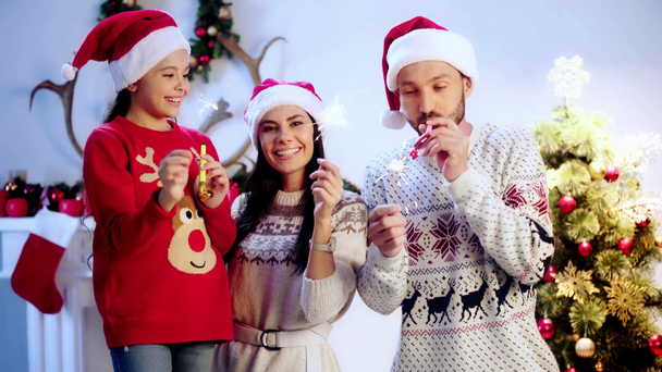 ευτυχισμένη οικογένεια ανατινάζοντας κέρατα κόμμα τα Χριστούγεννα  - Πλάνα, βίντεο
