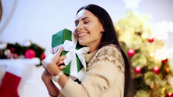 mutlu genç bir kadın tutarak hediye  - Video, Çekim