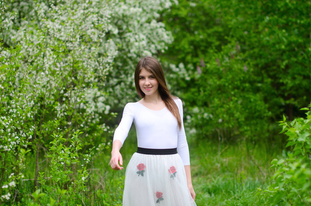 piękna dziewczyna w kwitnącym parku - Zdjęcie, obraz