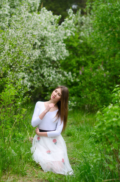 beautiful girl in a blooming Park - Foto, afbeelding