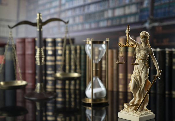 A jogi koncepció háttere. Fehér THEMIS szobor, jogi könyvek és a skála az asztalra a régi bíróság könyvtár. - Fotó, kép
