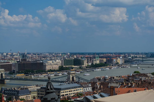 Όμορφη θέα στο τοπίο της πόλης και το ποτάμι στη Βουδαπέστη το καλοκαίρι. Ο τουρισμός στην Ευρώπη. - Φωτογραφία, εικόνα