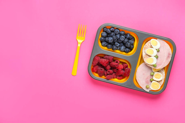 Pudełko na lunch w szkole ze smacznym jedzeniem na kolorowym tle - Zdjęcie, obraz