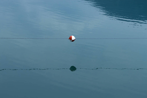Boya en una superficie de agua turquesa
 - Foto, Imagen