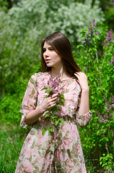 beautiful girl in a blooming Park - Fotoğraf, Görsel