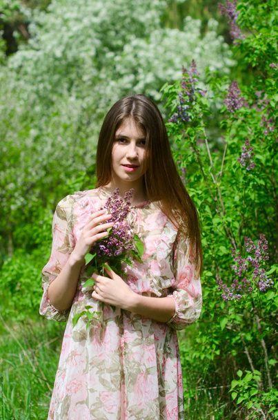beautiful girl in a blooming Park - Fotografie, Obrázek