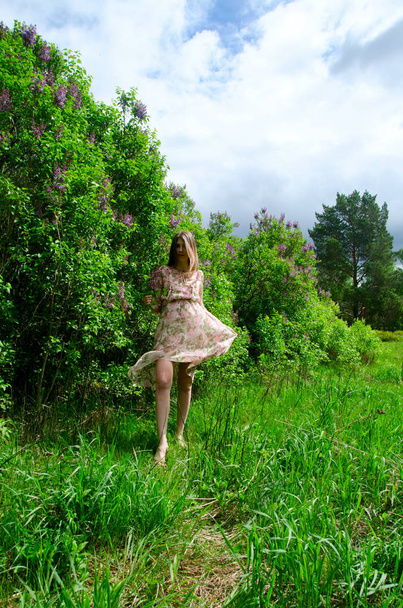 beautiful girl in a blooming Park - Valokuva, kuva