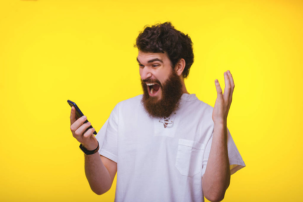 Foto di uomo arrabbiato che tiene smartphone e urla
 - Foto, immagini