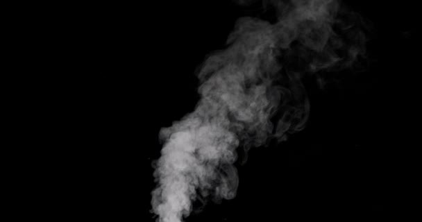 Trilha de fumaça branca isolada no fundo preto
 - Filmagem, Vídeo