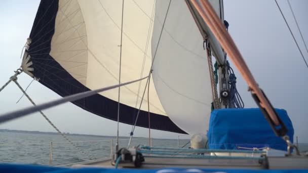 Mast met wit zeil op een jacht - Video