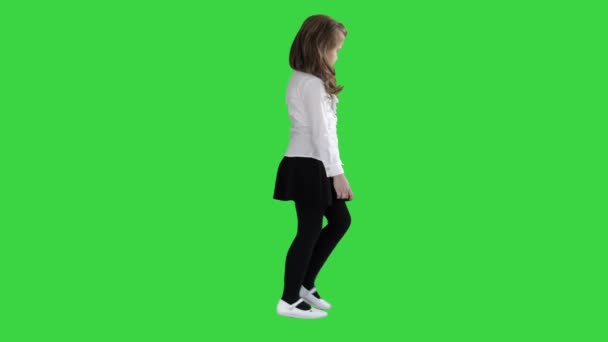 Uzun saçlı küçük kız yürüyüş ve Yeşil Ekran, Chroma Key aşağı bakıyor. - Video, Çekim
