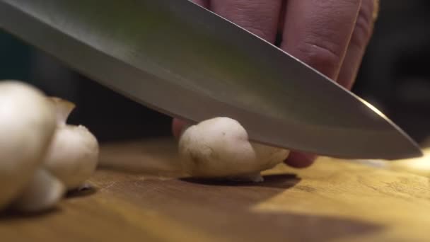 Το βίντεο με τις μακροεντολές του μάγειρα κόβει τα ακατέργαστα μαθήματα στο ξύλινο τραπέζι, μαγειρεύοντας τα μανιτάρια, Χορτοφαγική τροφή, μακρο φαγητό, διαδικασία μαγειρικής, γεύμα με τα μαθήματα, Full HD ProRes 422 HQ - Πλάνα, βίντεο