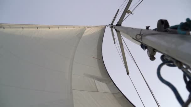 Mast mit weißem Segel auf einer Jacht - Filmmaterial, Video
