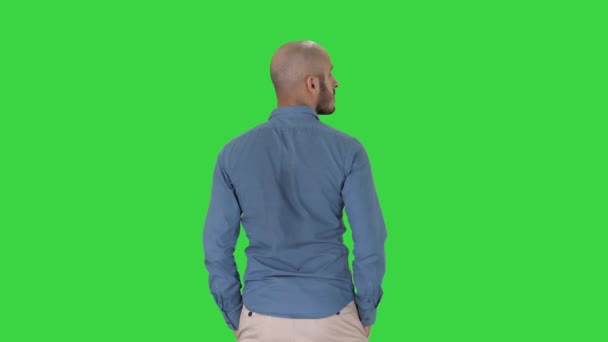 Árabe en casual mirando a su alrededor con las manos en los bolsillos en una pantalla verde, Chroma Key
. - Imágenes, Vídeo