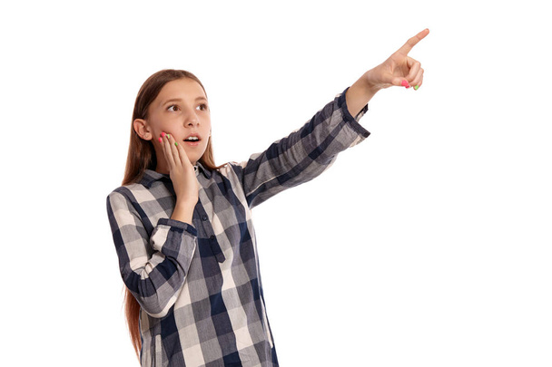 Krásná dospívající dívka v příležitostné Kostkové košili je izolovaná na bílém studiovém pozadí. - Fotografie, Obrázek