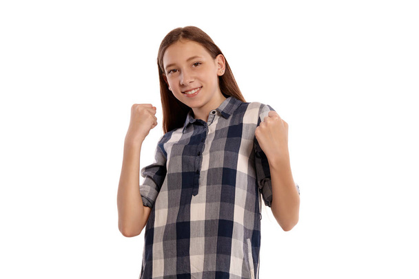 Красива дівчина-підліток у випадковій картатій сорочці позує ізольовано на білому фоні студії
. - Фото, зображення