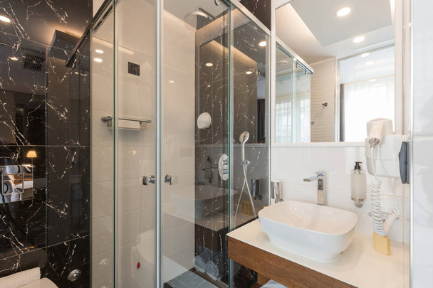 Interior de un lujoso baño de hotel con cabina de ducha de vidrio - Foto, Imagen