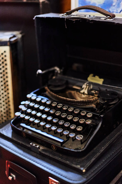 Lettres sur les clés d'une vieille machine à écrire
 - Photo, image