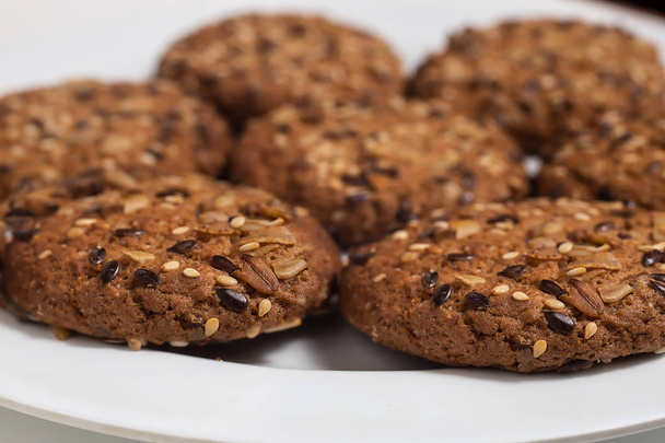 Macro foto van bruin dieet low-calorie fitness granen koekjes met bespelen close-up op witte achtergrond. - Foto, afbeelding