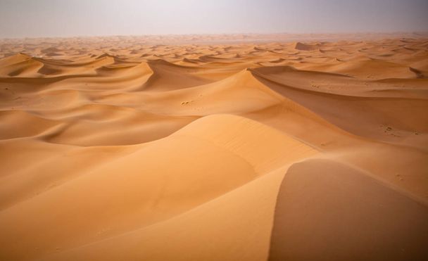 Úžasná krajina s nádherným písečnými dunami v Saharě - Fotografie, Obrázek