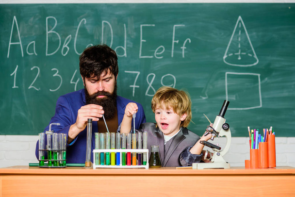 Imagination at Work. father and son at school. bearded man teacher with little boy. Back to school. Explaining biology to child. Chemistry and physics biology. biotechnoloy research concept - Foto, afbeelding