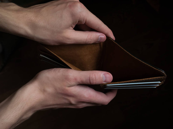Homem mão abrir uma carteira vazia de perto
 - Foto, Imagem