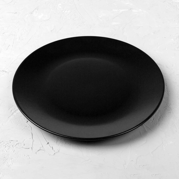 Plaque ronde noire sur fond en bois, vue de dessus, espace de copie
 - Photo, image