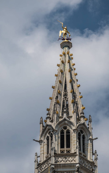ブリュッセルベルギー市役所の尖塔の絶対トップ. - 写真・画像