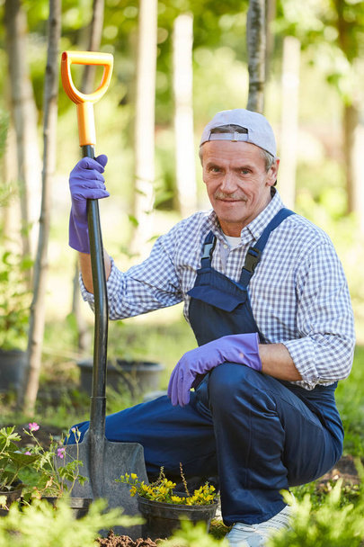 Portrait complet de l'homme mature travaillant dans le jardin et regardant la caméra
 - Photo, image