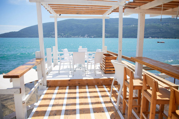 étterem terasz a kék tenger közelében, napsütéses nyári napon  - Fotó, kép