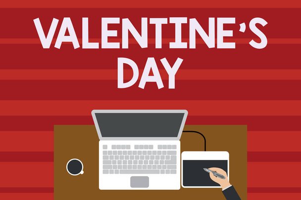 Szöveges jel mutatja Valentine S Day. Konceptuális fénykép idő mikor bemutatás mutat érzelmek-ból szerelem és ragaszkodás felső Kilátás laptop fából készült asztal munkás rajz tabletta kávé csésze Hivatal. - Fotó, kép