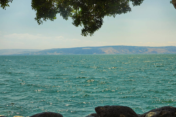 Kilátás a Galileai-tengerre a keleti oldalon egy nyári napsütéses napon, július - Fotó, kép