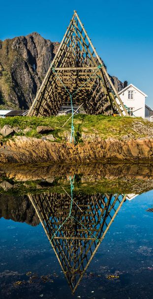 Estantes de secado de pescado tradicionales, Svolvaer, Islas Lofoten, Noruega
 - Foto, imagen