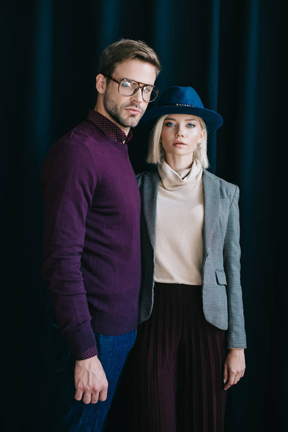élégant jeune homme dans des lunettes et femme blonde dans le chapeau près du rideau
 - Photo, image