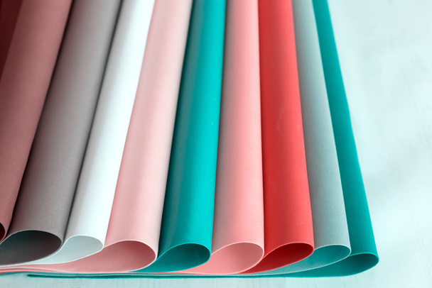 Fogli di carta morbida di diversi colori
 - Foto, immagini