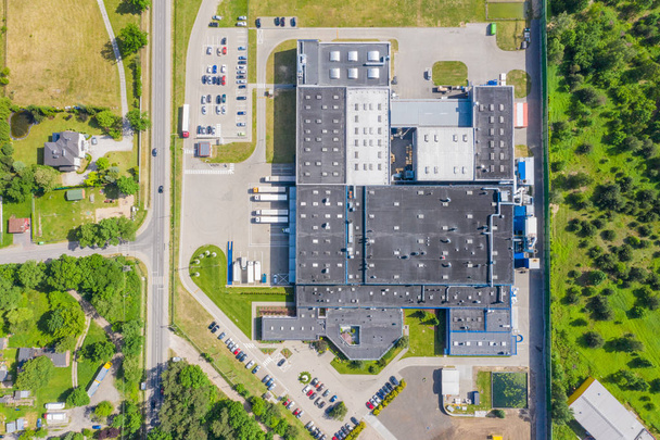 Вид с воздуха на товарный склад. Логический центр в промышленном производстве
 - Фото, изображение
