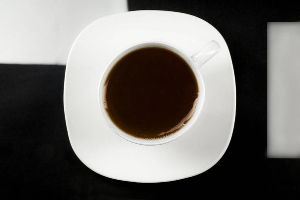Φλιτζάνι καφέ σε μαύρο φόντο-επάνω όψη - Φωτογραφία, εικόνα