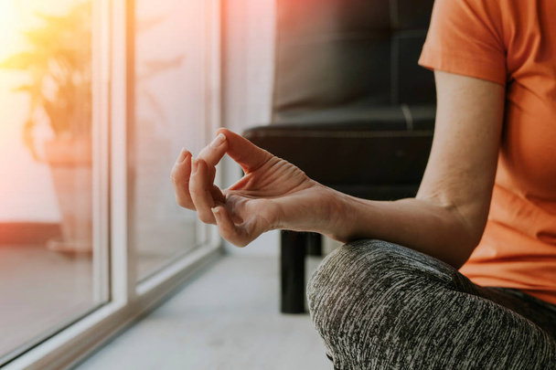 Kobieta Praktykuje jogę i medytację w domu - Zdjęcie, obraz