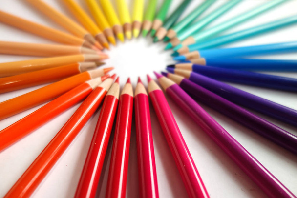 Kolorowy ołówek tęczowy, wyizolowany na białym tle. kolorowe ołówki w kółku. Zaopatrzenie szkoły i sztuki            - Zdjęcie, obraz