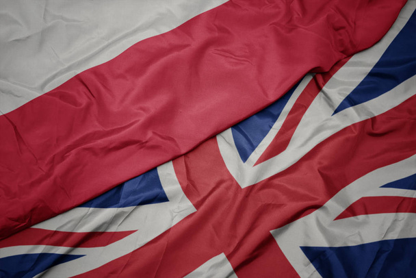 schwenken bunte Flagge Großbritanniens und Nationalflagge Polens. - Foto, Bild