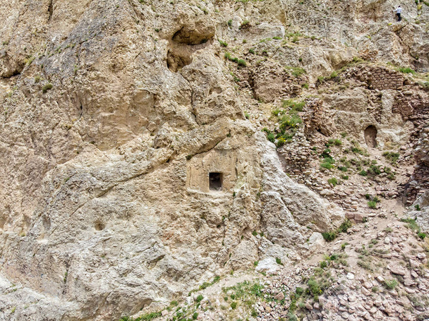 Antenni näkymä Bas-reliefit kaiverrettu kivi, joka koristaa sisäänkäynnin runko talon kaiverrettu kallioon jyrkällä puolella vuoren. Talo lähellä Dogubayazitin linnan raunioita. Itä-Turkki
 - Valokuva, kuva