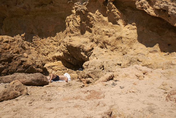 Cala Tarida, İbiza, Balear Adaları - 28 Ağustos 2014 : Cala Tarida'da güneşlenen turistler - Fotoğraf, Görsel