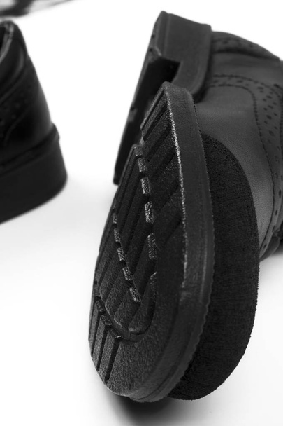 czarne dzieci s skórzane buty z białym tłem, izolat - Zdjęcie, obraz
