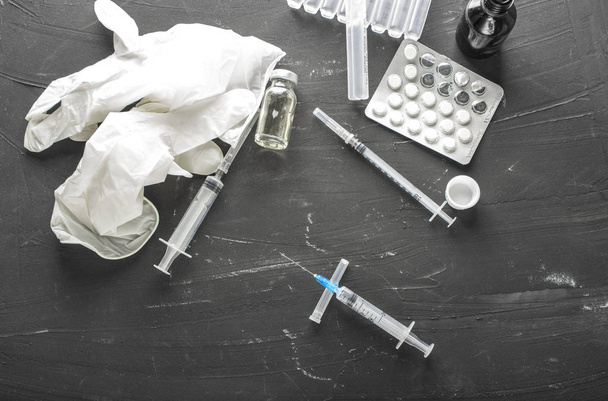 medizinische Ampullen mit Impfstoff und Spritze auf grauem Hintergrund, um - Foto, Bild